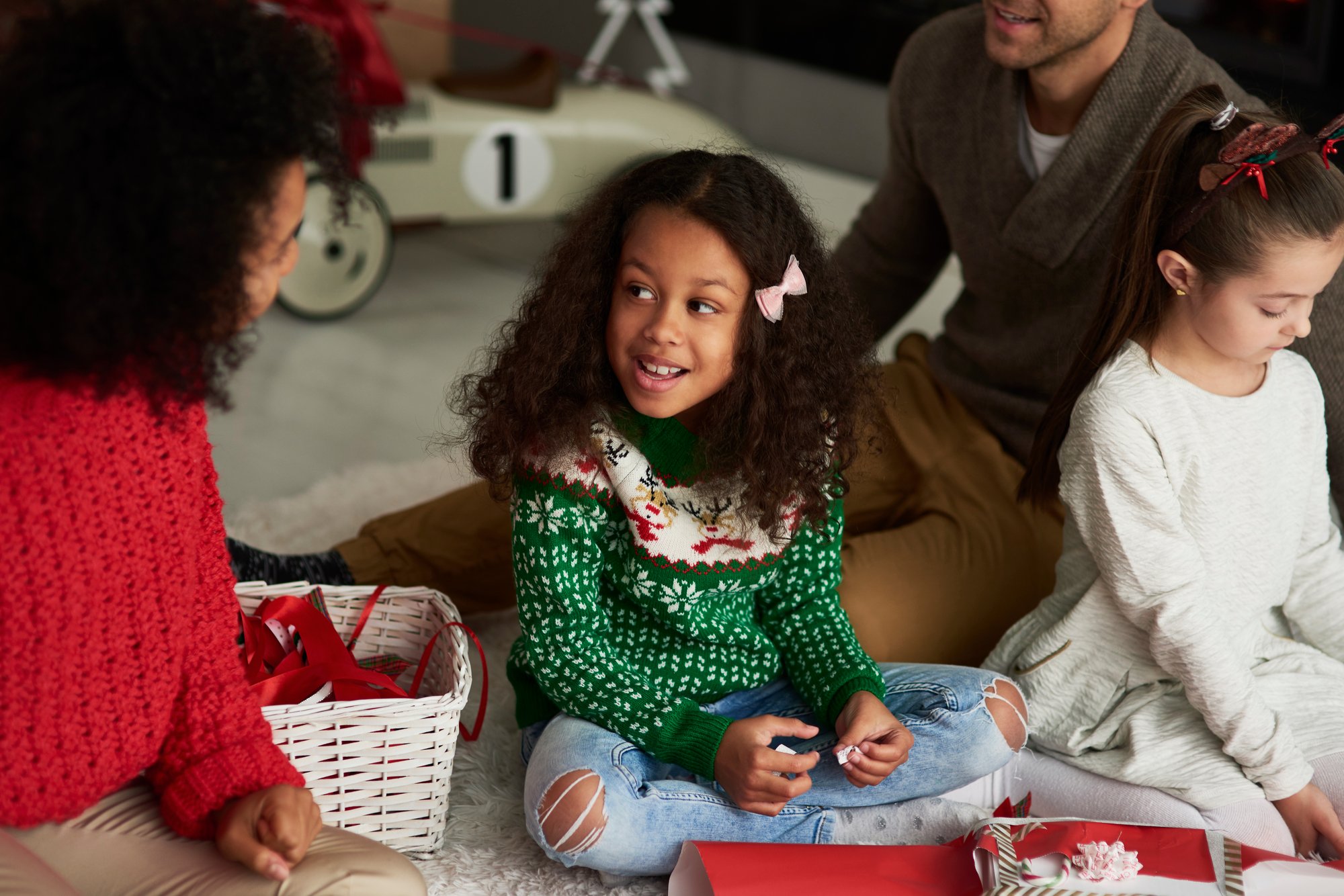 happy-family-packing-gifts-christmas