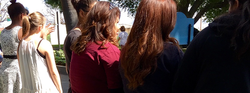 800x300-girlsonstreet.jpg